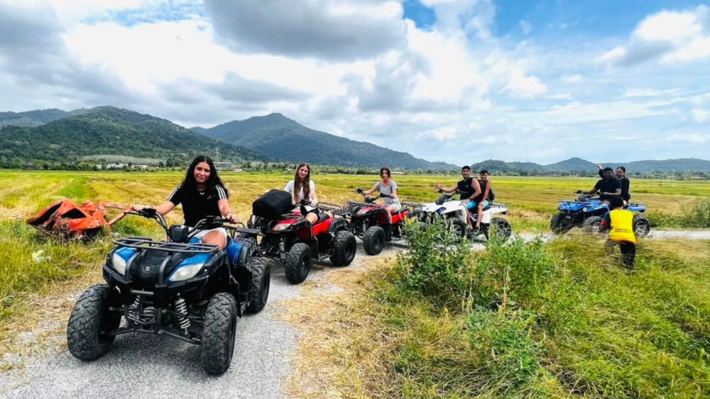 Wisatawan mengendarai ATV di Pulau Langkawi, Malaysia. [Instagram]